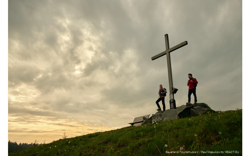 Two hikers enjoy the sunset on the Clemensberg.