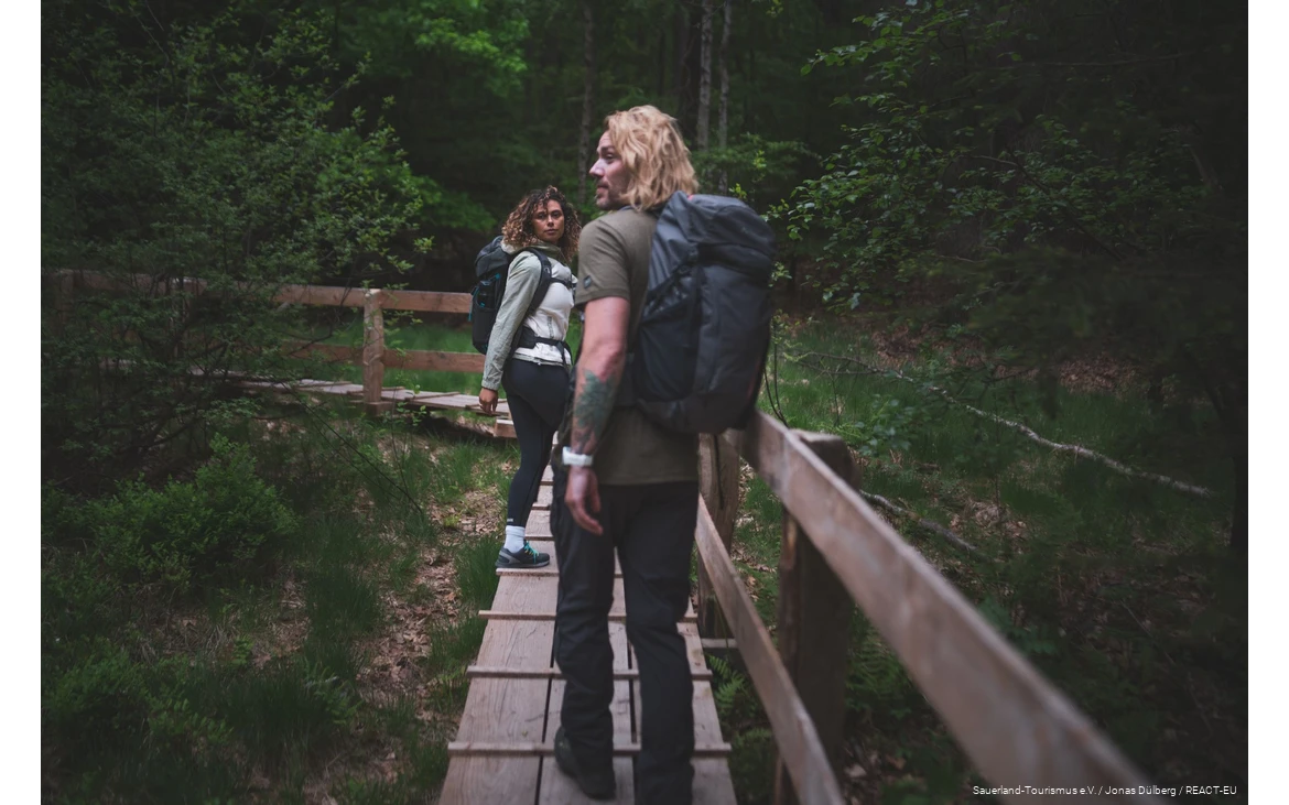 Two hikers out and about in the Ebbemoore near Meinerzhagen.