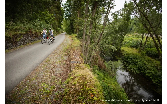 Paar fietst op een fietspad naast de Ruhr