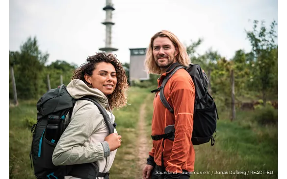 Wandelaars op de Sauerland-Höhenflug in de buurt van Nordhelle.