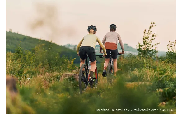 Mountainbikers op pad bij TrailGround Brilon.