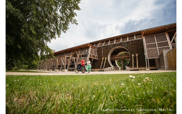Two cyclists in front of the Gradierwerk in Bad Sassendorf.