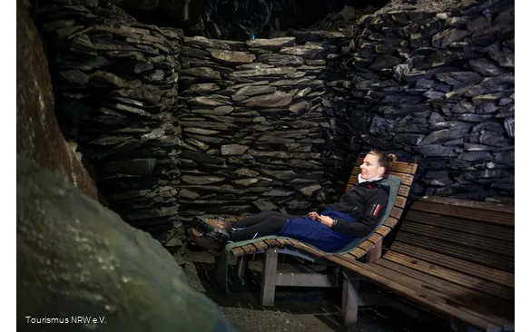 Eine Frau sitzt in der Höhle in Nordenau