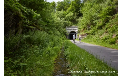 Twee fietsers voor de Fledermaustunnel op de SauerlandRadring