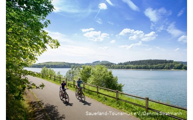 Twee fietsers op de Biggesee