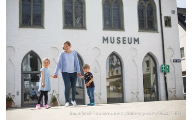 Family standing in front of the South Sauerland Museum