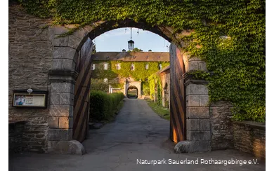 Offenes Burgtor mit Blick in den Innenhof der Burg Schnellenberg.
