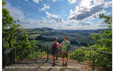 Wanderer genießen die Aussicht bei Marsberg auf der Sauerland-Waldroute