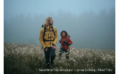 Wanderer am frühen Morgen unterwegs auf dem Sauerland-Höhenflug.