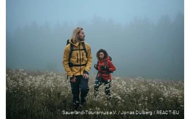 Wanderer am frühen Morgen unterwegs auf dem Sauerland-Höhenflug.