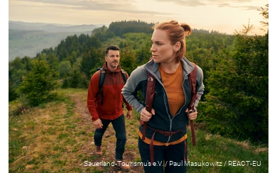 A couple on the Rothaarsteig long-distance hiking trail.
