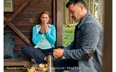 Een stel pauzeert in een berghut op de langeafstandswandelroute Rothaarsteig.
