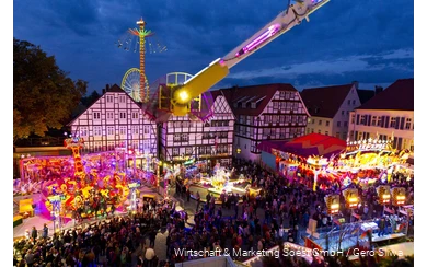 Blick auf das bunte Treiben auf der Soester Allerheiligen Kirmes.