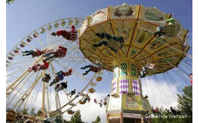 Kettenkarussel und Riesenrad auf der Wendschen Kärmetze.