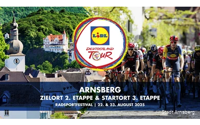 Arnsberg ist Ziel- und Startort der Deutschlandtour. Im Hintergrund sieht man die Radfahrer und eine Aufnahme von Arnsberg.