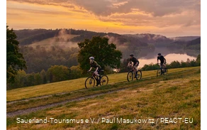 Three gravel bikers on the road in the Bike Arena Sauerland on the Hennesee.