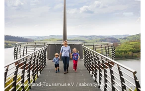 Een moeder bezoekt de Skywalk Biggeblick met haar kinderen.