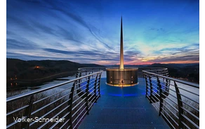 Het verlichte Aussichtsplattform Biggeblick 's avonds