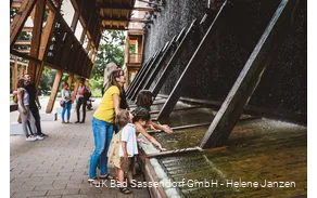 Besucher am Gradierwerk