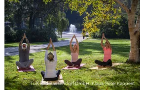 Een yogagroep in de kuurtuinen in Bad Sassendorf