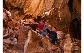 Bezoekers in de Attahöhle