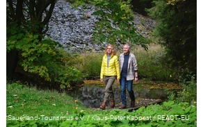 A couple on a fall walk in the Sauerland.