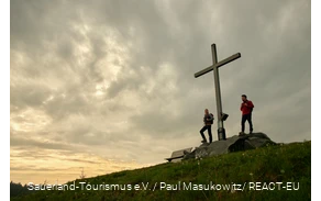Two hikers enjoy the sunset on the Clemensberg.