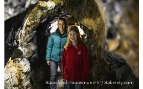 Zwei Mädchen laufen durch die Bilsteinhöhle.