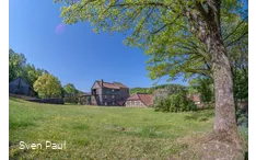 Gebouwen in een groen landschap
