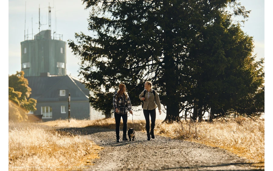 Two women hiking with their dog on the Kahler Asten.