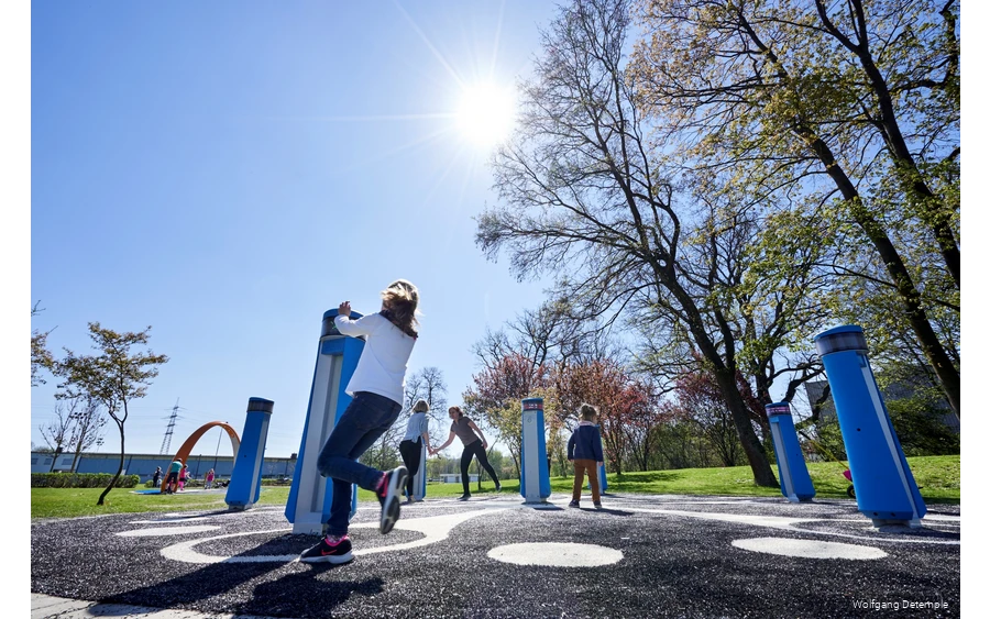Kinderen spelen in het sport- en pekelpark van Hüsten
