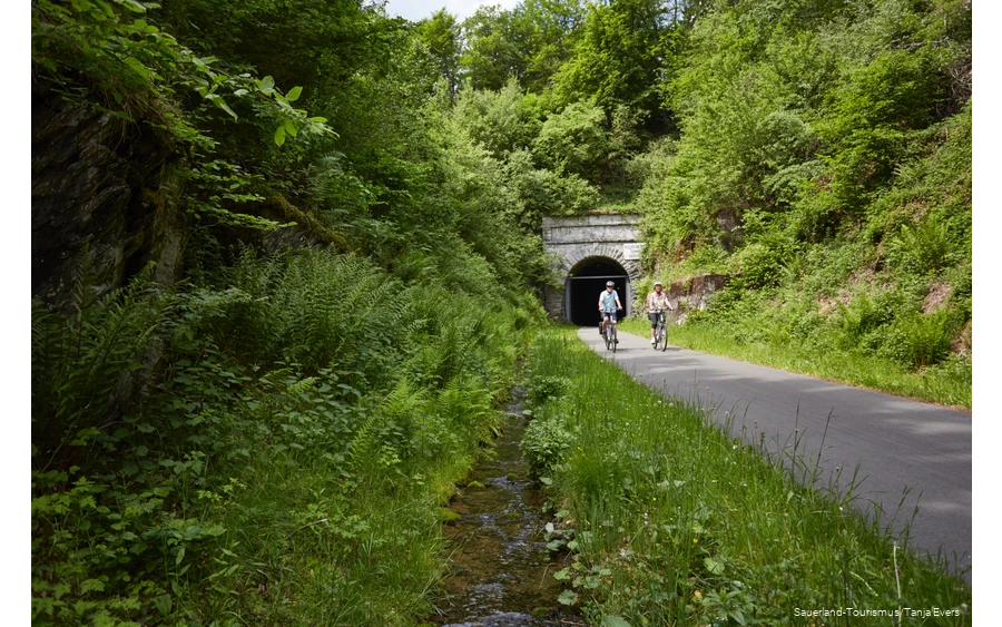 Zwei Radfahrer vor dem Fledermaustunnel auf dem SauerlandRadring