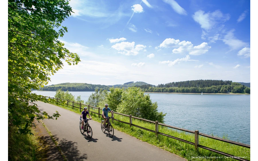 Two cyclists on the Biggesee