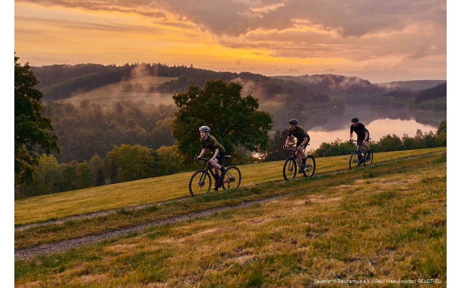 Drie gravelbikers op pad in de Bike Arena Sauerland aan de Hennesee.