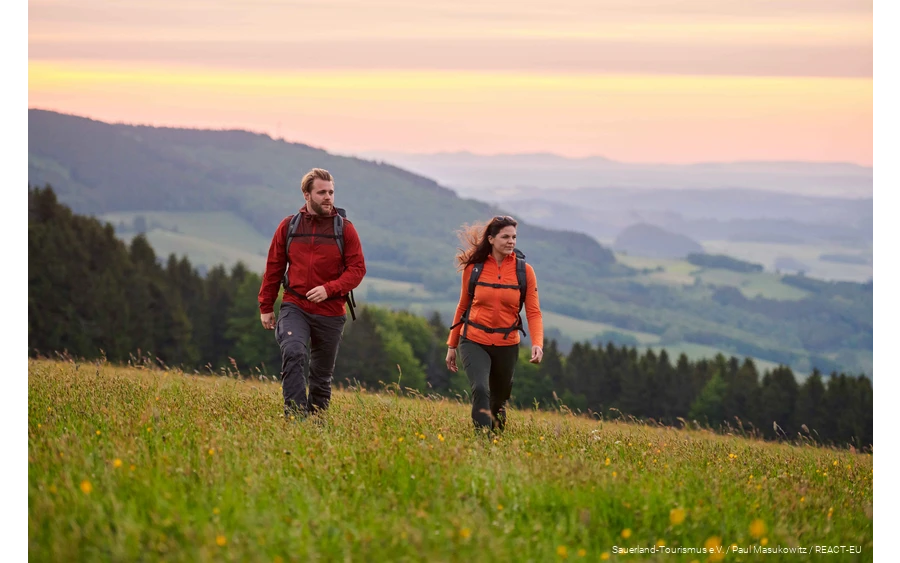 Wandelaars op stap in de Sauerland-Wanderdorpen.
