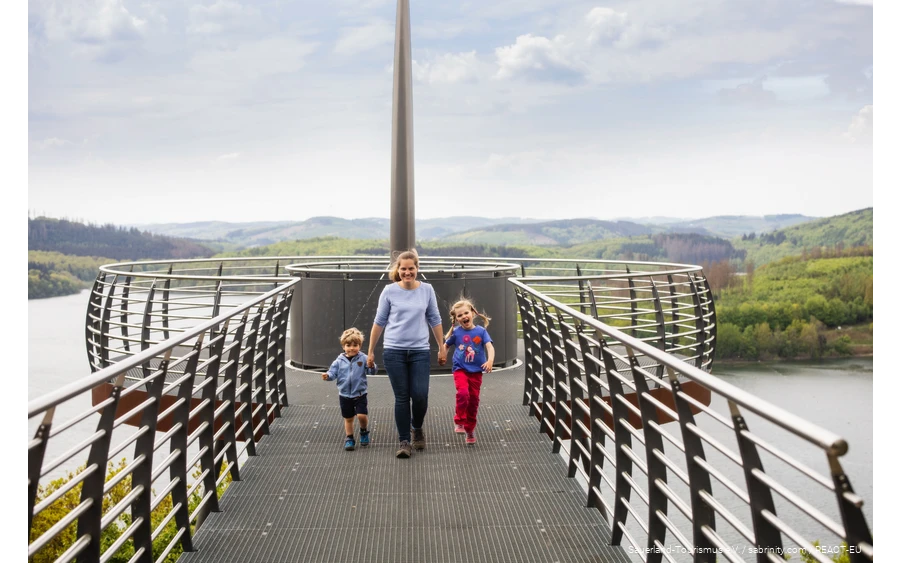 Eine Mutter besucht mit ihren Kindern den Skywalk Biggeblick.