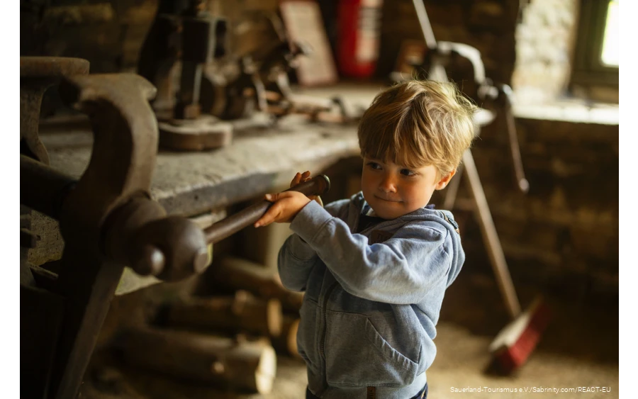 Kind spielt an Schraustock