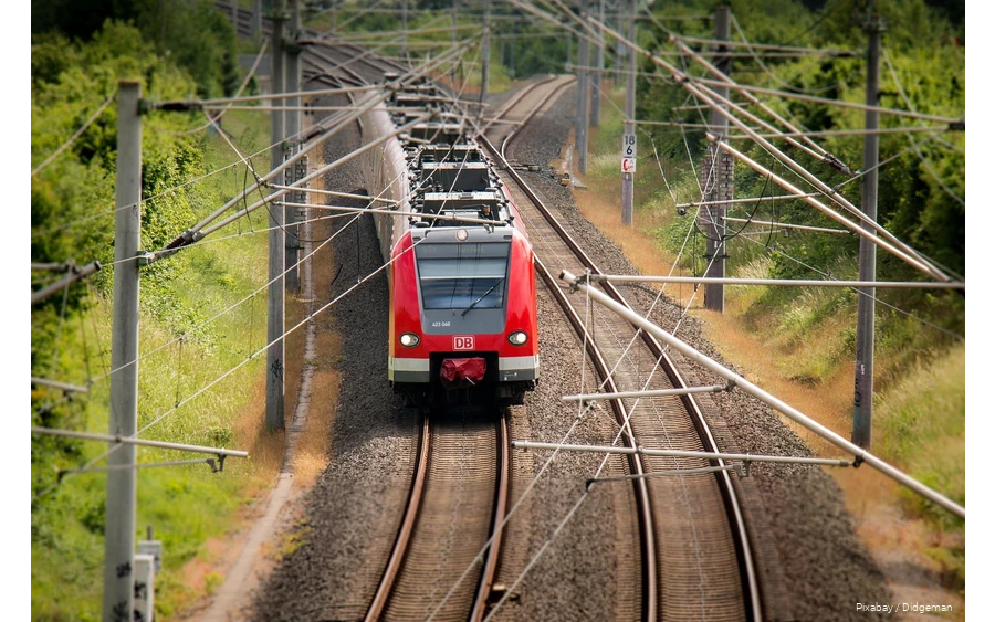 Ein Zug der Deutschen Bahn fährt durch die Landschaft.