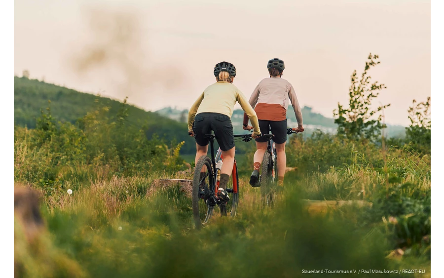 Mountainbikers op pad bij TrailGround Brilon.
