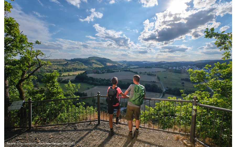Wandelaars genieten van het uitzicht bij Marsberg op de Sauerland-Waldroute