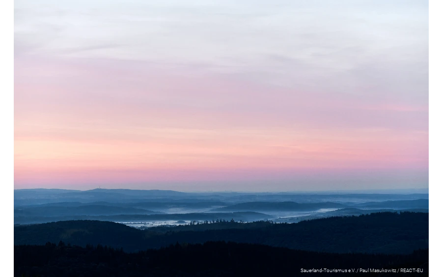 Sonnenaufgang am Krutenberg im Sommer.