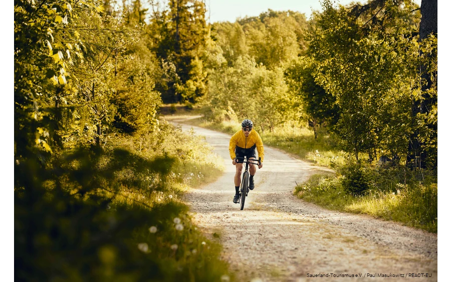 Een gravelbiker op de weg in de Bike Arena Sauerland bij Lennestadt.