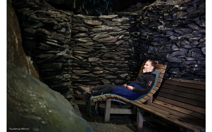 Een vrouw zit in de grot in Nordenau