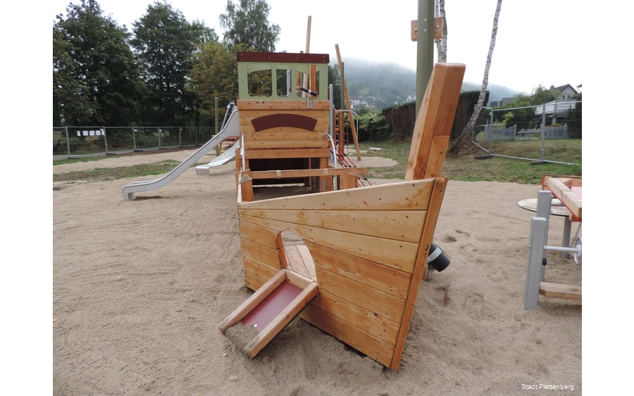 Speeltuin Fischerdorf Plettenberg Een speelelement in de vorm van een schip op een speelplaats.
