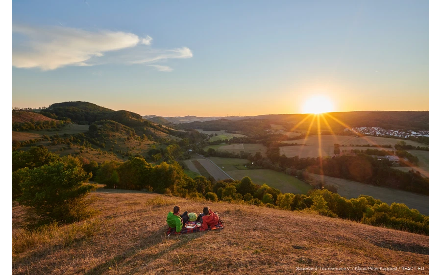 Een koppel geniet van de zonsondergang met uitzicht op Marsberg.