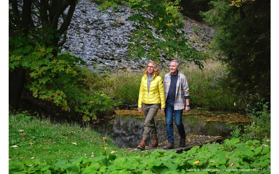 Een stel tijdens een herfstwandeling in het Sauerland.