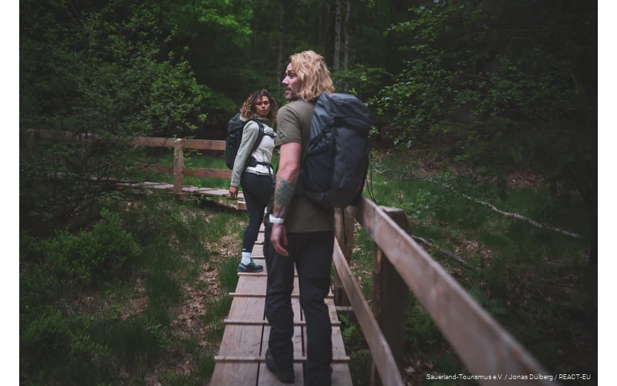 Two hikers out and about in the Ebbemoore near Meinerzhagen.