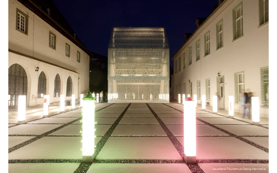 Der mit Lichtsäulen beleuchtete Innenhof des Kloster Wederinghausen