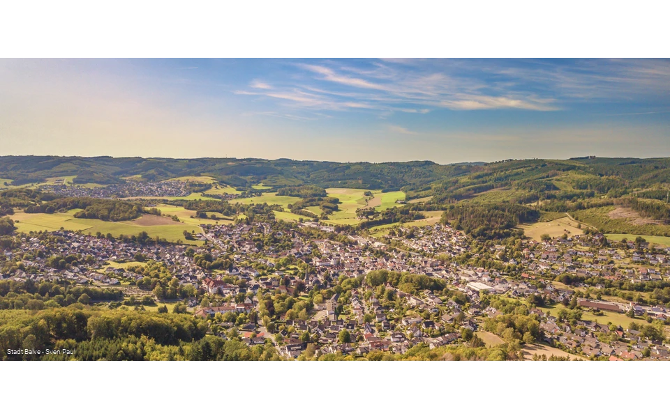 Eine Luftaufnahme der Stadt Balve