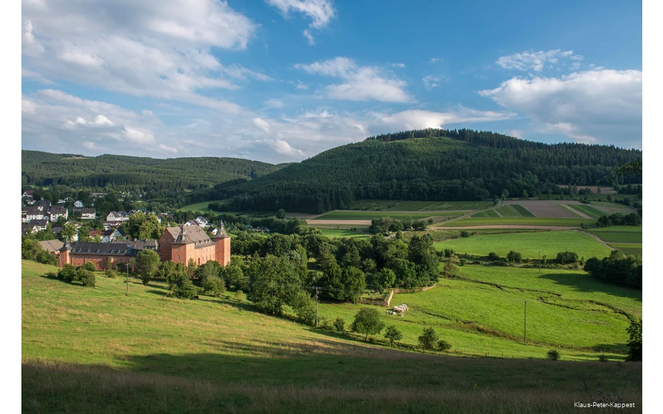 Blick-auf-dei-Adolfsburg-in-Oberhundem